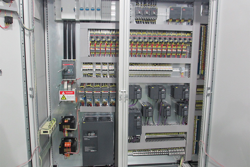 變頻(pín)控制櫃zm806